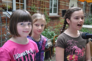 Gina Weis, Sarah Neumann und Theresa Klingenschmidt von der Plattdeutschgruppe Sandau überbrachten Grüße.