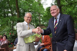 Stadtratsvorsitzender Wolfgang Schürmann (rechts) gratulierte dem Chef des Heimatvereins Hans-Jürgen Nisch zum Jubiläum.