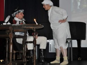 Die Bürgermeisterfrau (Simone Dülfer) ist sauer. Ihr Mann kam mal wieder erst frühmorgens aus der Kneipe. Foto: Andrea Schröder