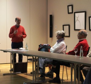 Uwe Czubatynski (links) vom Domstiftsarchiv in Brandenburg eröffnete die neue Wintervortragsreihe. Foto: Frank ermer