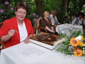 Margarete Bartels wurde mit dem Eintrag in das Goldene Buch der Hansestadt Dank für ihr Engagement als Leite