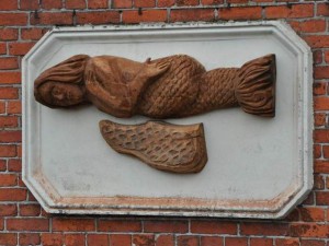 Die Nachbildung der Seejungfrau hängt am Giebel der Havelstraße 44. Foto: Andrea Schröder