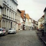 1991-12-Eine Tour durch Havelberg, Langestraße mit ehemaligen HO-Kaufhaus rechts, Foto-© Heimatverein Havelberg e.V. – Repro fweDESIGN