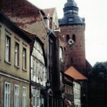 1991-17-Eine Tour durch Havelberg, Mühlenstraße, Blick zur Stadtkirche St. Laurentius, Foto-© Heimatverein Havelberg e.V. – Repro fweDESIGN