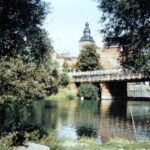 1991-20-Eine Tour durch Havelberg, Blick über die Havel mit der alten Sandauerbrücke, im Hintergrund St. Laurentius, Foto-© Heimatverein Havelberg e.V. – Repro fweDESIGN