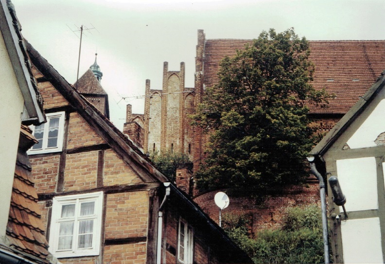 1991-21-Eine Tour durch Havelberg, Blick von der AVUS zur Stadtkirche St. Laurentius, Foto-© Heimatverein Havelberg e.V. – Repro fweDESIGN
