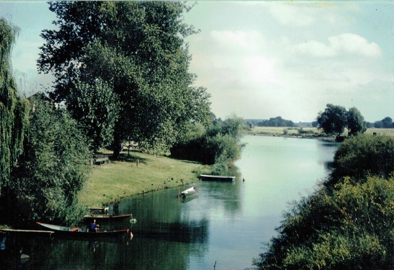 1991-27-Eine Tour durch Havelberg, Boote am Ufer der Havel, Foto-© Heimatverein Havelberg e.V. – Repro fweDESIGN